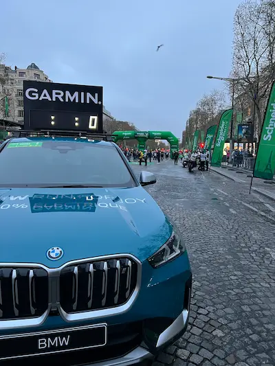 Habillage horloge voiture ouvreuse marathon de paris par la société chrono-course
